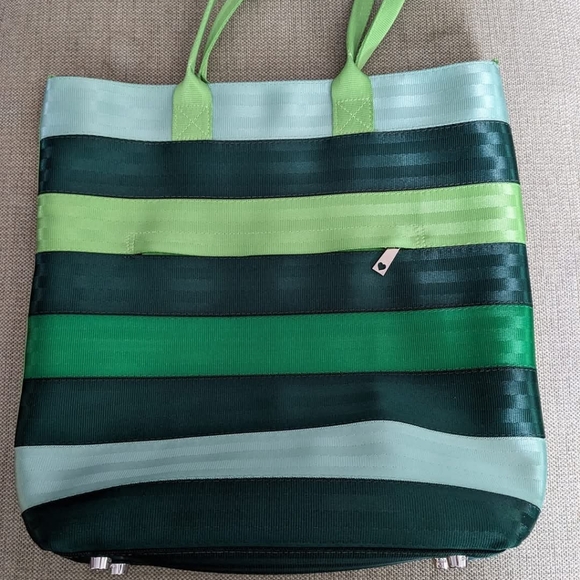 Harveys Seatbelt Mixed Greens Large Streamline Tote - Picture 2 of 7